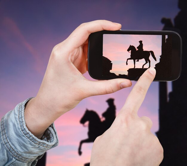 Photo tourist taking photo of maria theresia monument