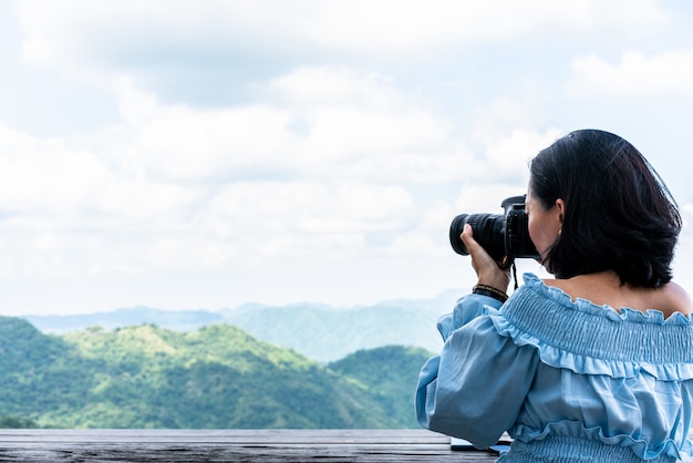 自然の風景を写真に撮る観光客