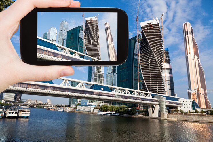 Photo tourist taking photo of new moscow city and bridge