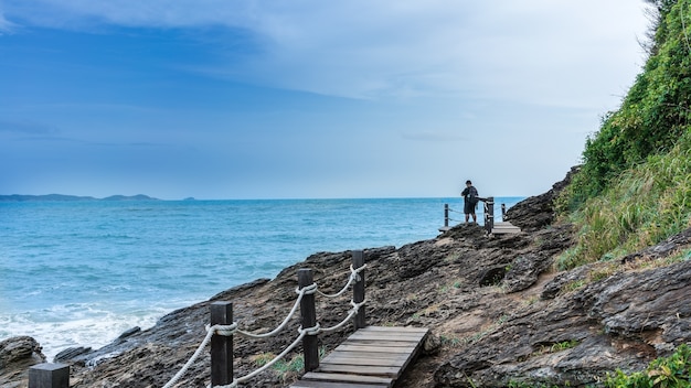 Турист фотографирует в национальном парке Khao Laem Ya, Районг, Таиланд