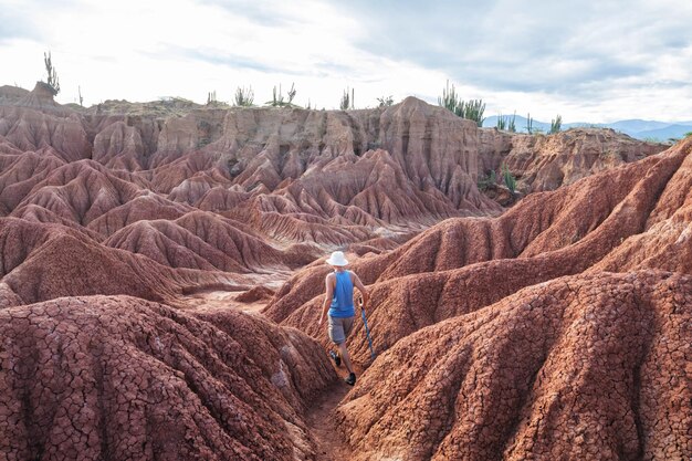 Photo tourist in tatacoa desert