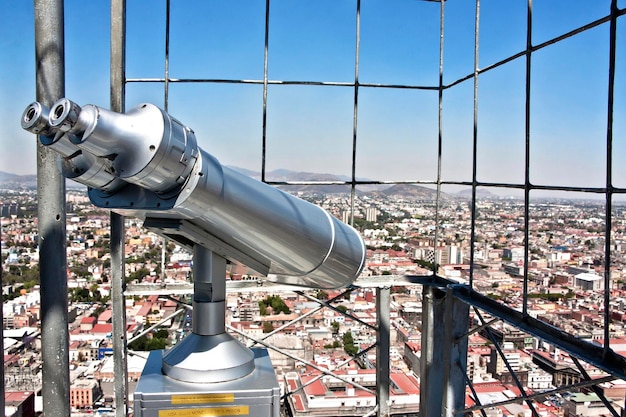 관점에서 멕시코 시티의 오래된 금속 쌍안경의 탁 트인 전망을 갖춘 관광 망원경