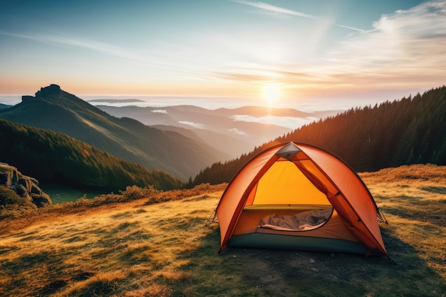 Туристическая палатка в горах на рассвете летом
