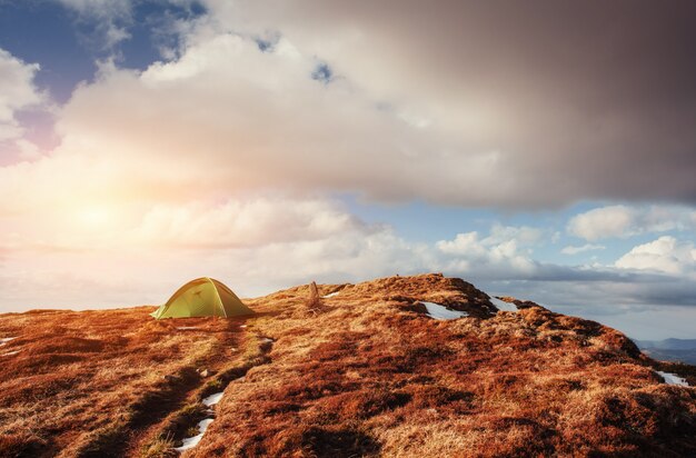 Tenda turistica nelle montagne in primavera