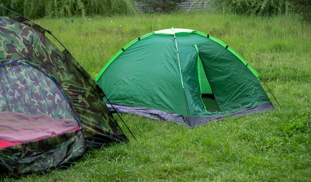 관광 텐트, 강 근처 야외 레크리에이션. 자연, 레크리에이션, 캠핑. 선택적 초점