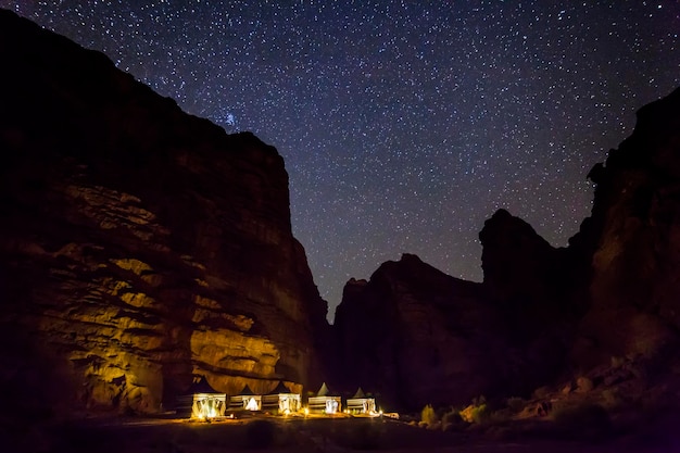 Foto tende turistiche sullo sfondo del cielo stellato wadi rum desert jordan