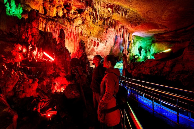 Foto turista in grotta sotterranea