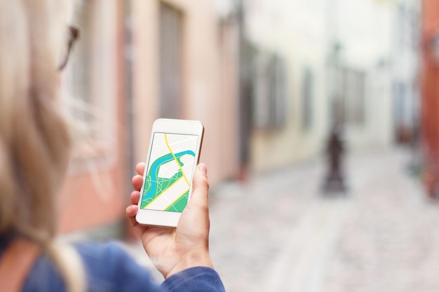 Турист с помощью навигационного приложения на мобильном телефоне