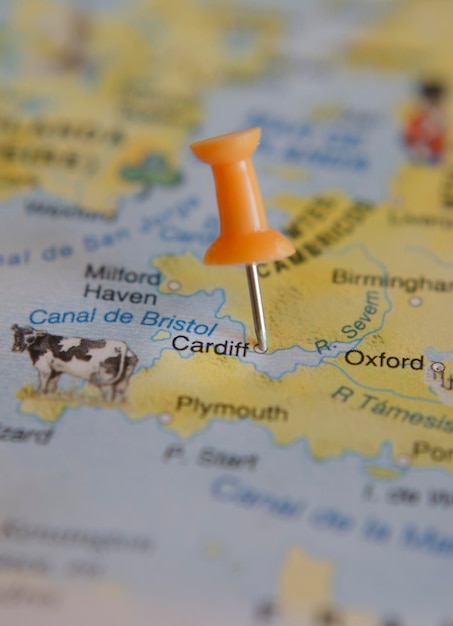 Photo tourist vertical map of the city of cardiff in england in travel concept with a push pin marking the destination