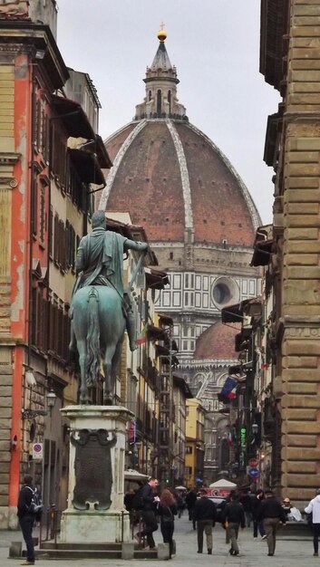 Photo tourist visiting statue in santissima annunziata