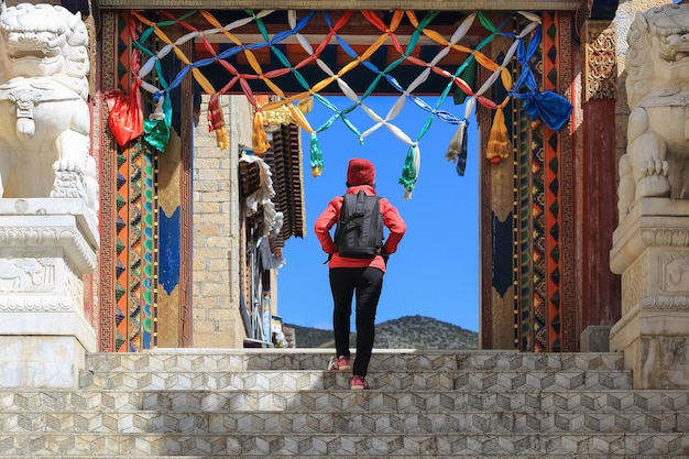 Foto turista a piedi intorno al tempio songzanlin in shangrila zhongdian yunnan china