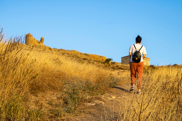 Photo a tourist walking in historical places in summer