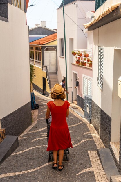 Foto un turista che cammina in estate nella città di paul do mar, nella parte orientale di madeira, in portogallo