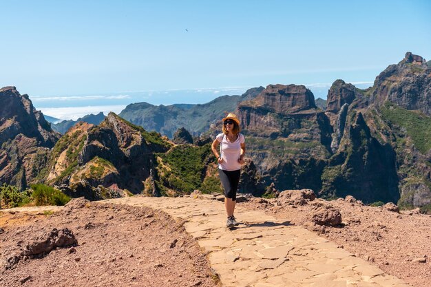 Un turista che cammina sul sentiero di trekking a pico do arieiro madeira portogallo