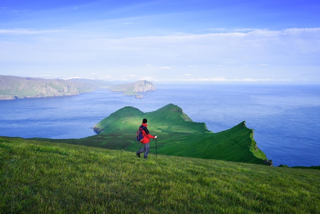 写真 ミキネス島の観光散歩 ティンドルムール島とヴァガー・フェロー島の景色