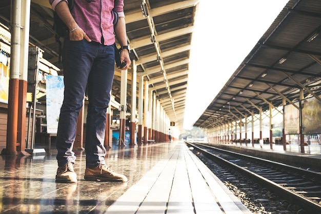 Foto turista con zaino sulla stazione ferroviaria