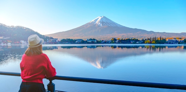 Photo tourist with beautiful landscape view of mountain fuji famous landmark of japan