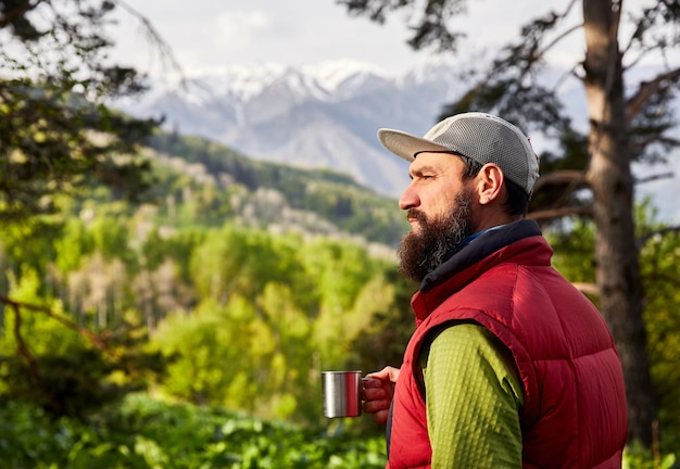 写真 森の中でコーヒーを飲む観光客