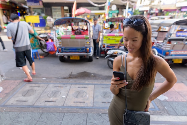 카오산로드에서 방콕의 도시를 탐험하는 관광 여성