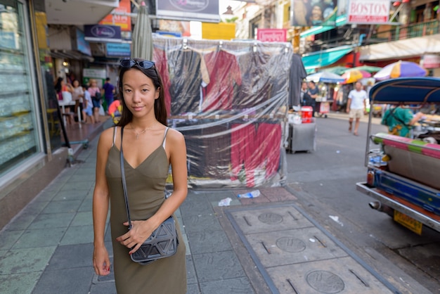 Foto donna turistica ad esplorare la città di bangkok a khao san road