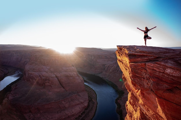 Foto donna turistica su glen canyon in arizona famoso luogo di escursionismo