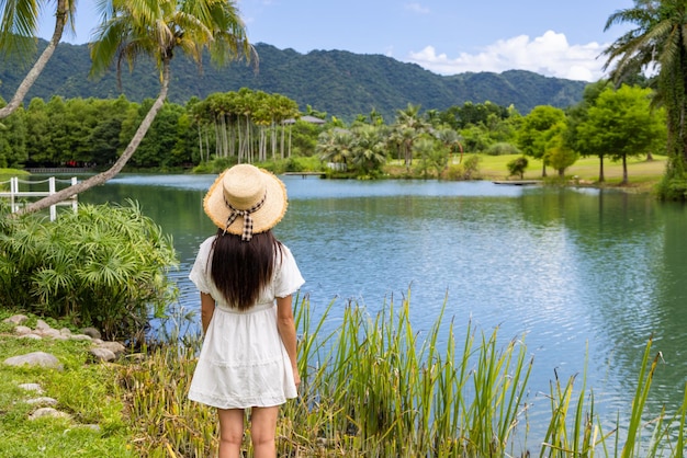 Foto la donna turista va al lago.