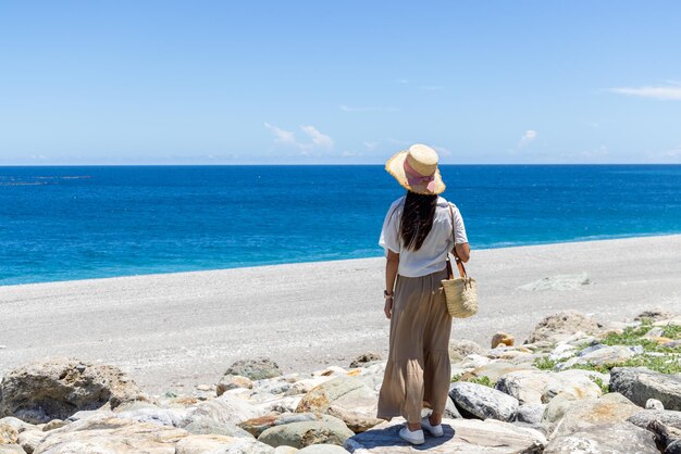 Photo tourist woman go qixingtan beach in hualien of taiwan