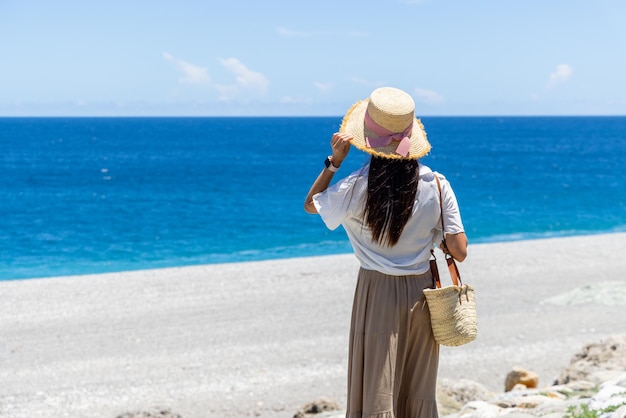 Photo tourist woman go qixingtan beach in hualien of taiwan