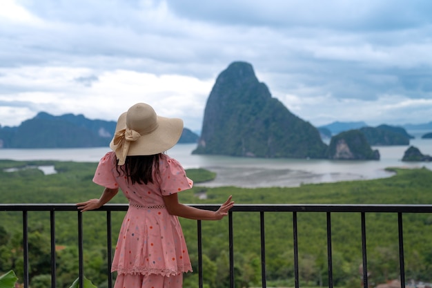 Phang Nga의 Samed Nangshe 관점에서 아름다운 산 섬의 전망을 바라보는 관광 여성