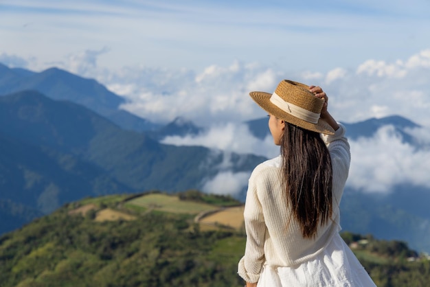 山の上にいる女性観光客