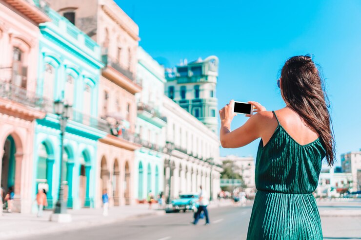 Photo tourist woman in popular area in havana, cuba. young woman traveler smiling happy.