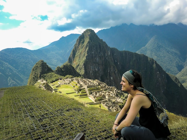 Donna turistica che posa nella cittadella della montagna di machu picchu huayna picchu a cusco perù