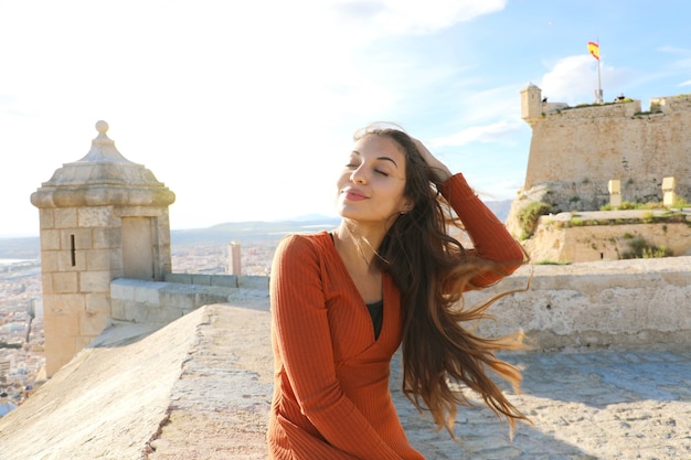 Donna turistica sul castello di santa barbara ad alicante, in spagna