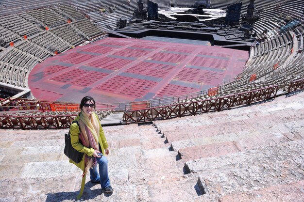 Foto donna turista a verona