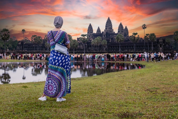 アンコール ワット寺院シェムリ アップ カンボジアで日の出を見ている観光客の女性