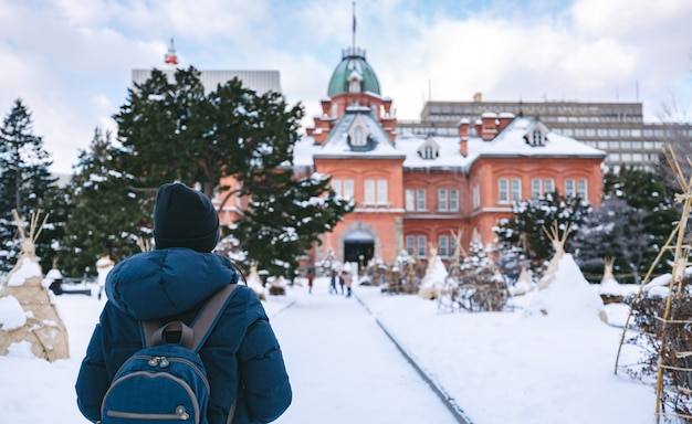 Photo tourist woman in winter season