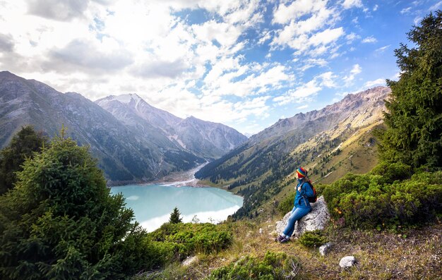 산에서 배낭을 메고 있는 관광 여성