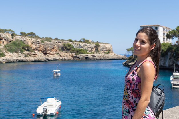 Photo tourist young woman in cala figuera en mallorca spain