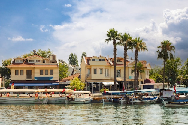 Touristic 강 보트 Dalyan 강, Mugla, 터키의 부두에 정박.