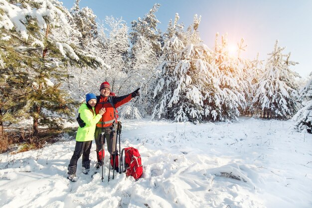 Foto i turisti stanno camminando nella foresta invernale