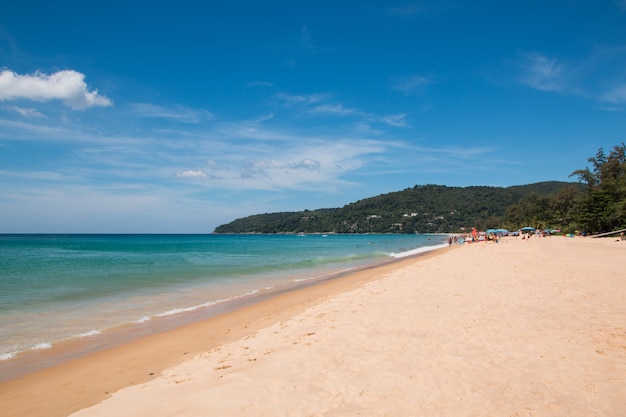 Turisti sulla spiaggia in thailandia