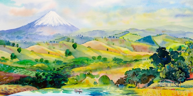 春の日本の木造住宅の近くで農業をしながら富士山と山脈でボートに乗る観光客。