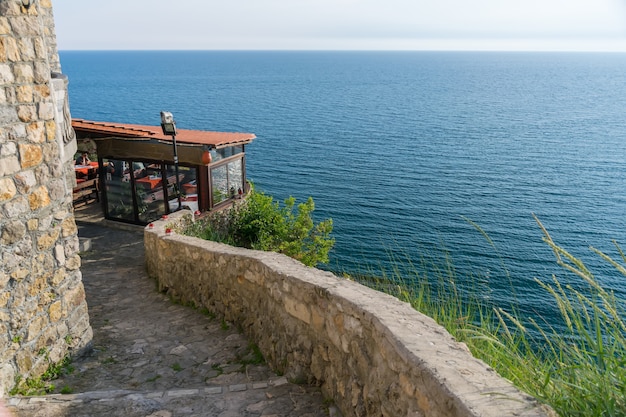 I turisti sono venuti al ristorante per cena durante il tramonto.