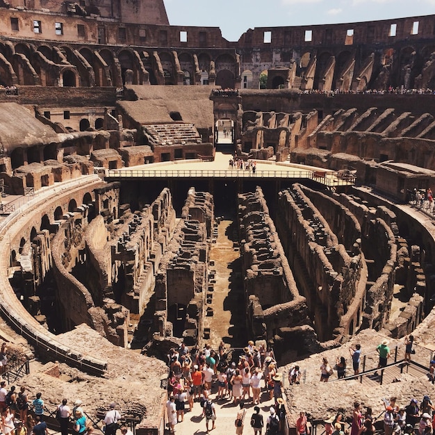 Foto turisti nel colosseo