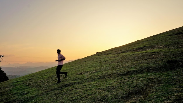 Wenlock Downs 9th Mile 슈팅 포인트의 아름다운 전망을 즐기는 관광객 일몰 동안 Ooty 관광객은 저녁에 방문해야합니다.