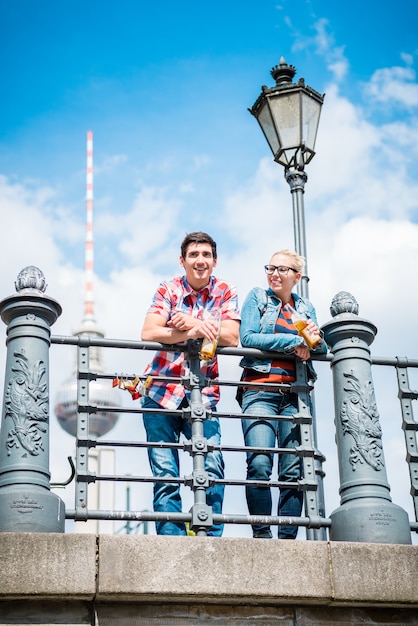 베를린의 박물관 섬에서 다리에서 경치를 즐기는 관광객