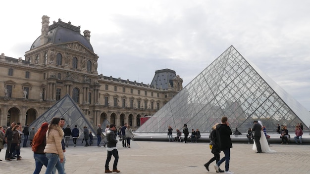 Photo tourists in front of building