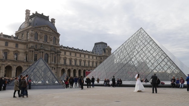 Foto turisti davanti all'edificio