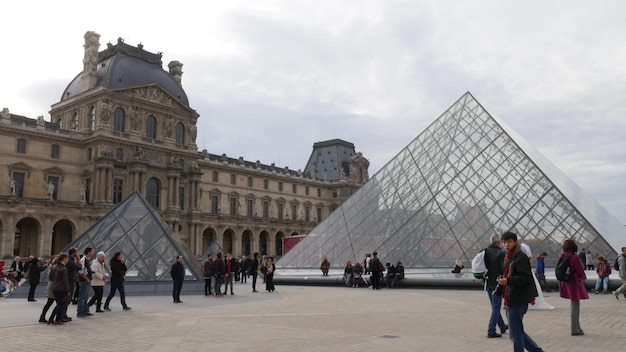 Foto turisti davanti all'edificio