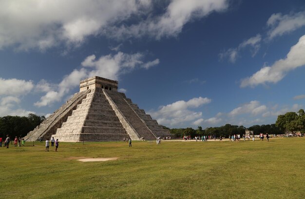 Foto turisti davanti a un edificio